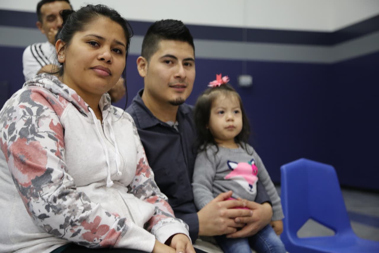 Parejas jóvenes, con hijos estadounidenses, también llegaron para educarse acerca de las opciones que tienen los indocumentados en tiempos de inmigración con Donald Trump como presidente.