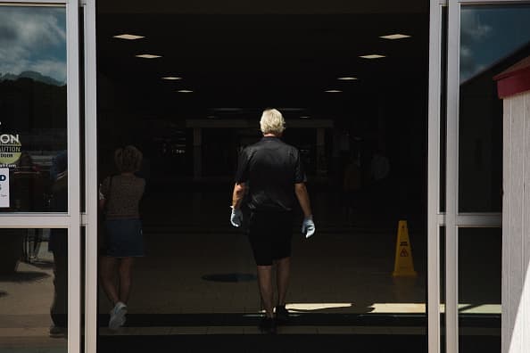 Kohl’s ofrece horas de compra para personas en riesgo, incluidas las personas de la tercera edad, aquellas que están embarazadas o tienen problemas de salud subyacente. Los días establecidos para estos grupos de personas son todos los lunes, miércoles y viernes de 11am a 12 pm.