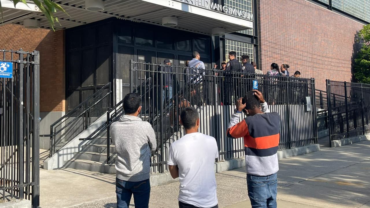 Habilitan gimnasios de escuelas en Nueva York para acoger a inmigrantes recién llegados