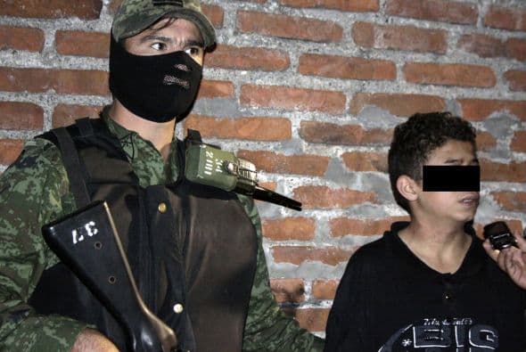 Giovanni Molina Ortiz, de 18 años, y Antonio M., de 15, supuestamente trabajaban como "halcones" (vigías) del Cartel del Pacífico Sur (CPS), el mismo en que trabajaba "El Ponchis" que opera en el estado de Morelos.