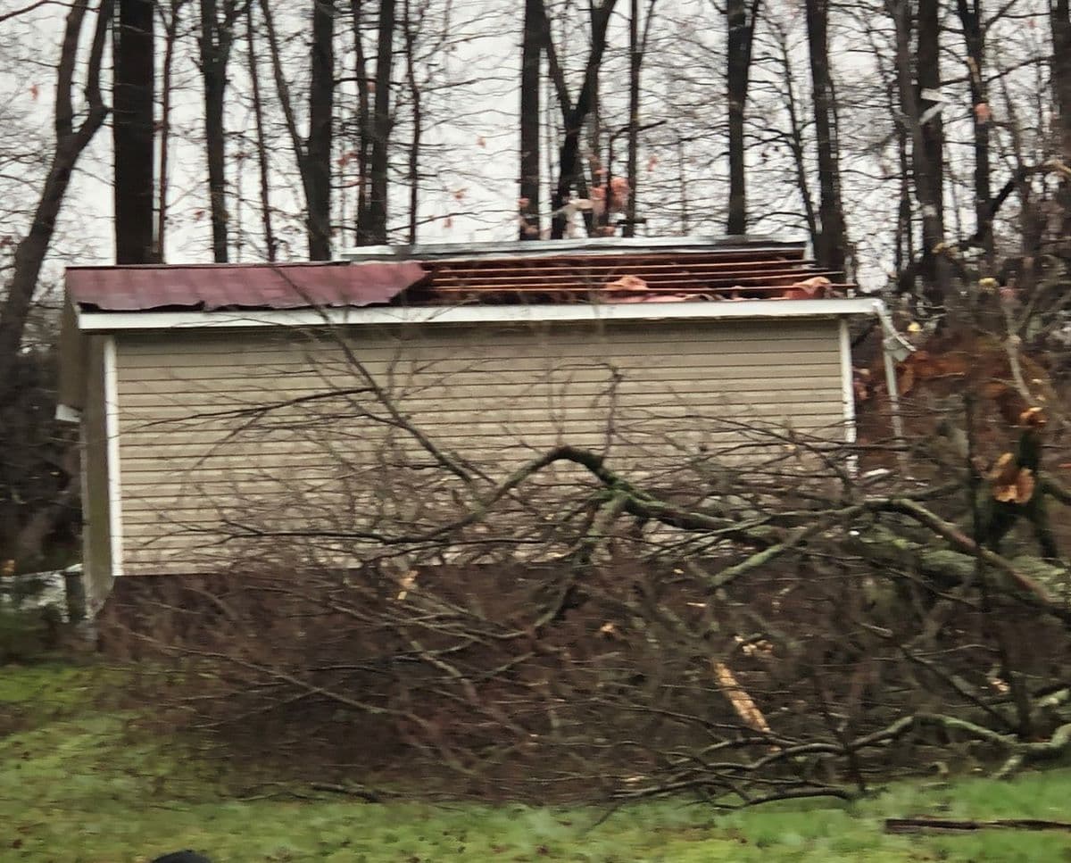 Las autoridades tabién informaron este jueves que una casa fue destruída por fuertes vientos en el condado de Gordon.