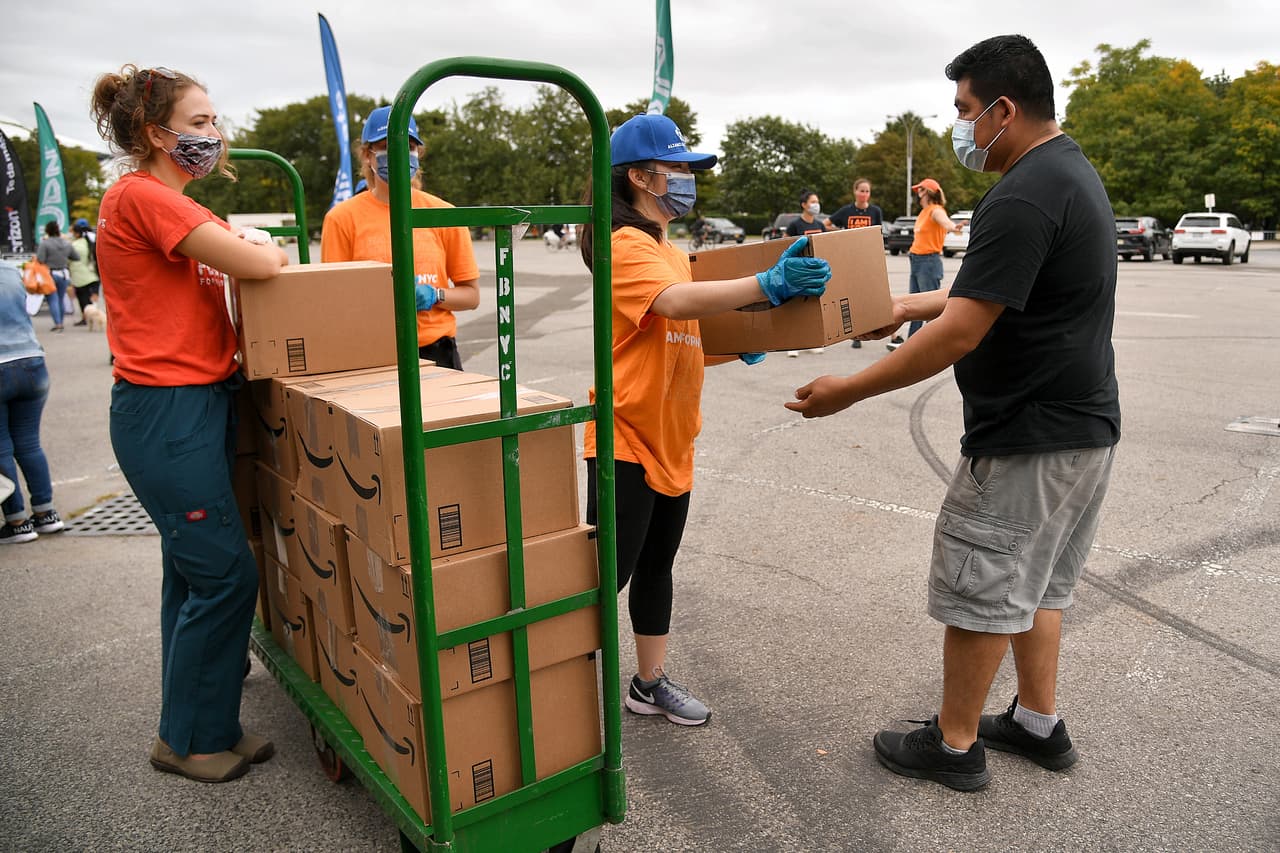 <b>Jueves de 3:30 a 5:30 p.m.</b>
<br>Estas escuelas distribuirán desde la banqueta paquetes de comidas gratuitos para 7 días de 3:30 a 5:30 p.m. todos los jueves:
<ul>
 <li style="box-sizing: border-box;">Escuela Preparatoria Anderson</li>
 <li style="box-sizing: border-box;">Escuela Secundaria Covington</li>
 <li style="box-sizing: border-box;">Primaria Dawson</li>
 <li style="box-sizing: border-box;">Escuela Preparatoria de Universidad Temprana Eastside Memorial</li>
 <li style="box-sizing: border-box;">Primaria Pecan Springs</li>
</ul>