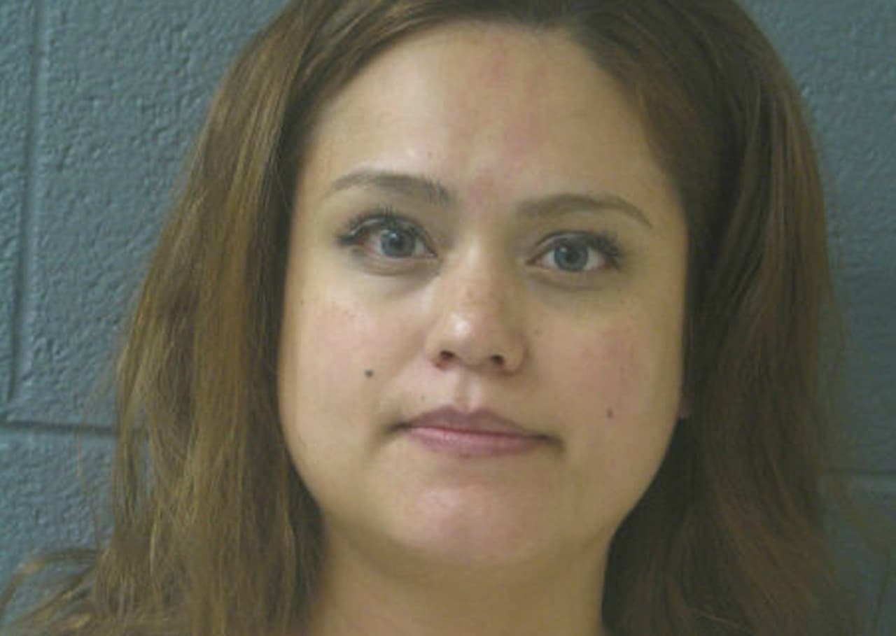 Le robaron el carro con su hijo adentro mientras recogía una pizza y ahora enfrenta cargos policiales