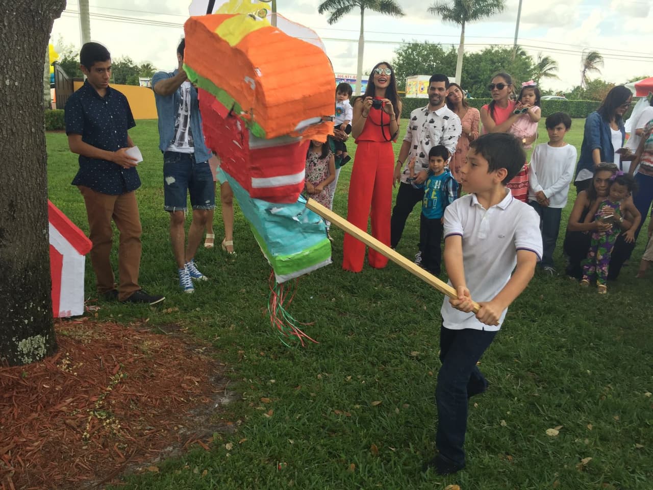 Nuestra primera reina celebró el primer cumpleaños del pequeño Matteo por todo lo alto con una divertida temática circense. Rodeados de amigos y familiares Alejandra y Aníbal lucieron felices junto a su hijo en una celebración que jamás olvidarán.