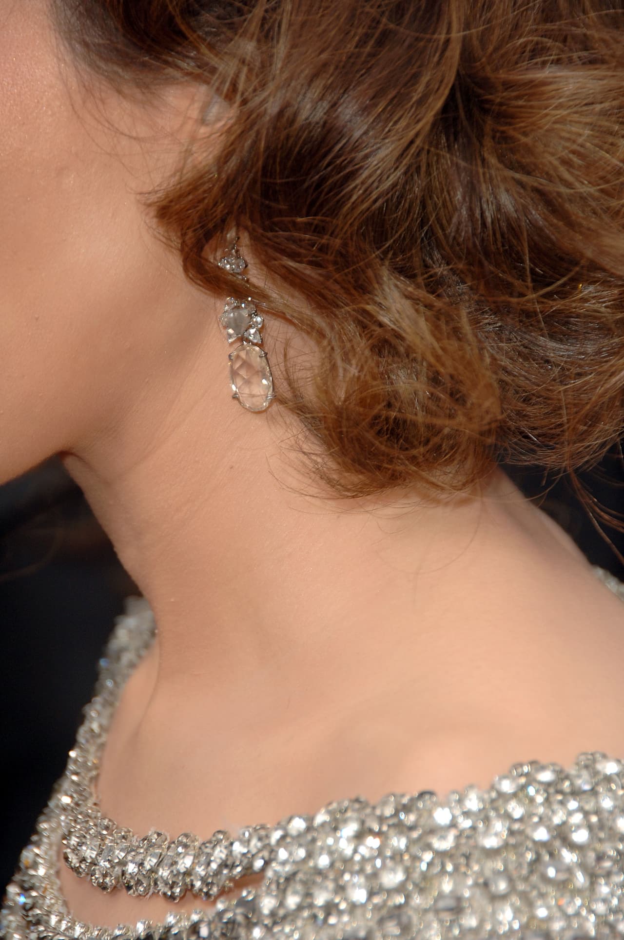 La joyería fue sofisticada y de acuerdo al vestido.