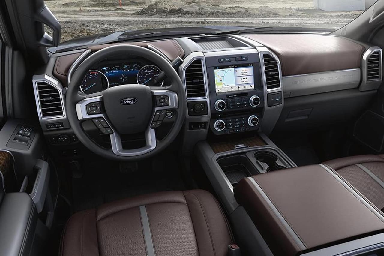 Las versiones más altas de la Ford F-250 Super Duty 2017 cuentan con cabinas verdaderamente lujosas como se observa en esta versión Platinum en un color al que Ford llama 'Brunello'.