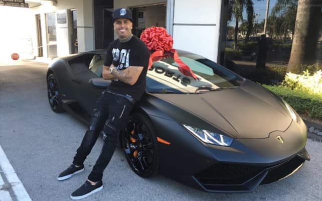 <b>Nicky Jam</b> se hizo un bonito regalo de Navidad en diciembre de 2016 cuando se compró este
<b>Lamborghini Huracán</b> negro mate. Este modelo, sin el trabajo especializado de pintura mate, tiene un valor de
<b>200,000 dólares</b>.
<br>
<br>Total:
<b>689,995 dólares</b>