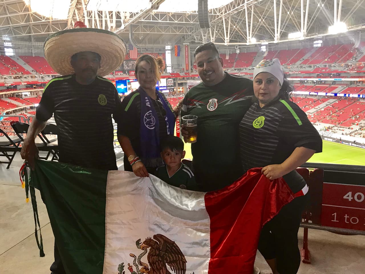 Familia completa vino apoyar el equipo de México.
<br>
