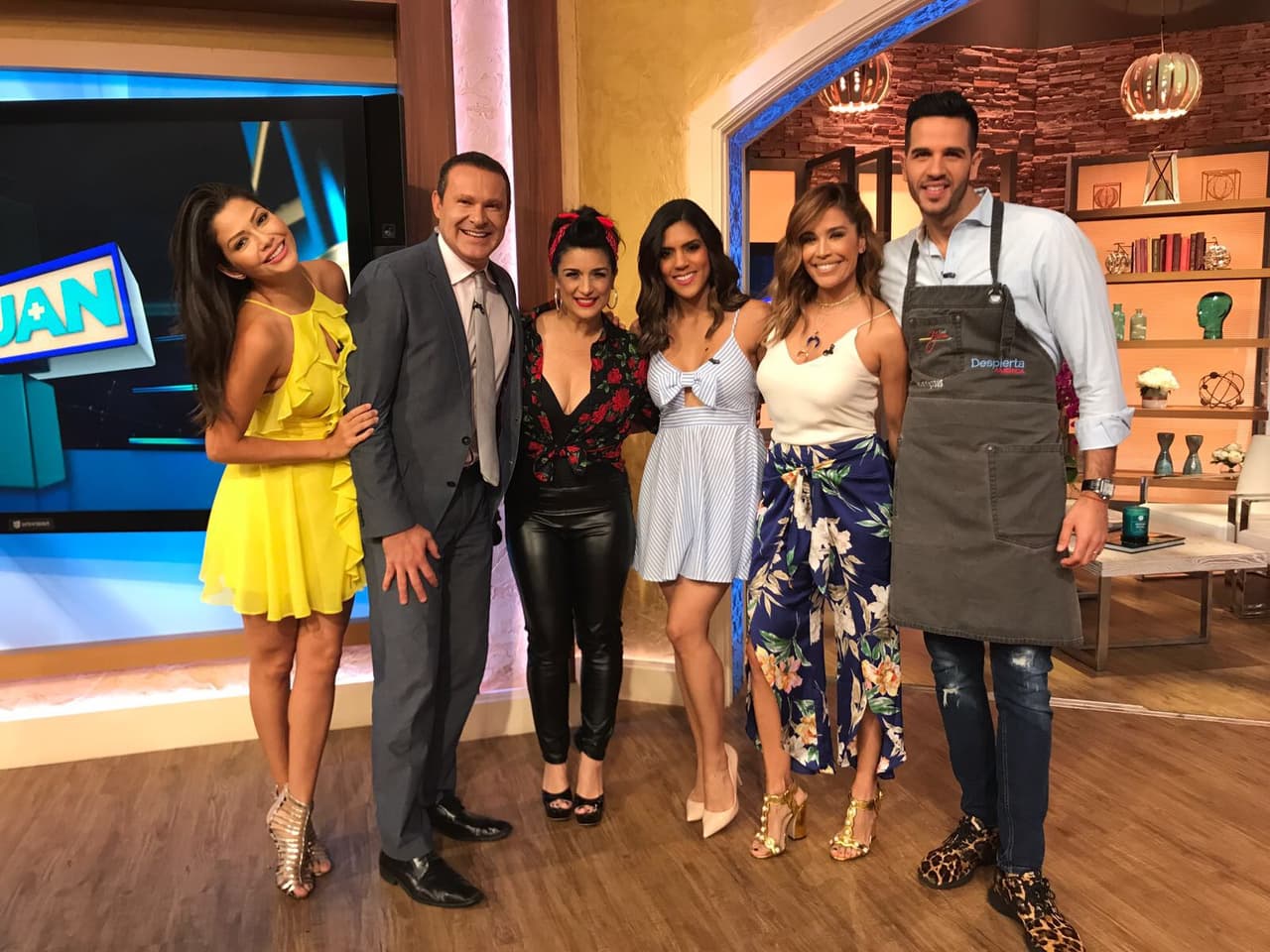 ¡Qué gran manera de despedir esta mañana! Karina nos llenó de buena música y muchos recuerdos.