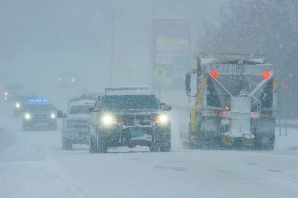 Qué son las condiciones ‘white-out’ provocadas por las tormentas que recorren EEUU