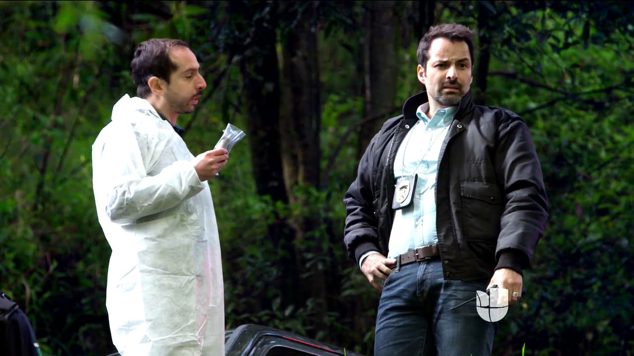 Por otro lado, los investigadores revisaron el lugar del accidente y encontraron un celular y los accesorios de una mujer.