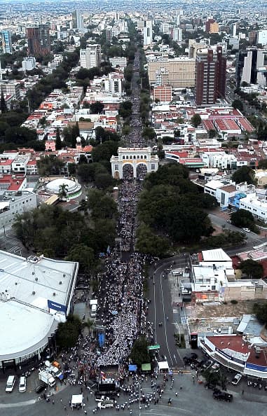 De acuerdo con datos de la iglesia, al evento 
<b>asistieron alrededor de 150,000 personas.</b> En la imagen se muestra una toma aérea de la ciudad de Guadalajara durante el evento de este domingo. 
<br>