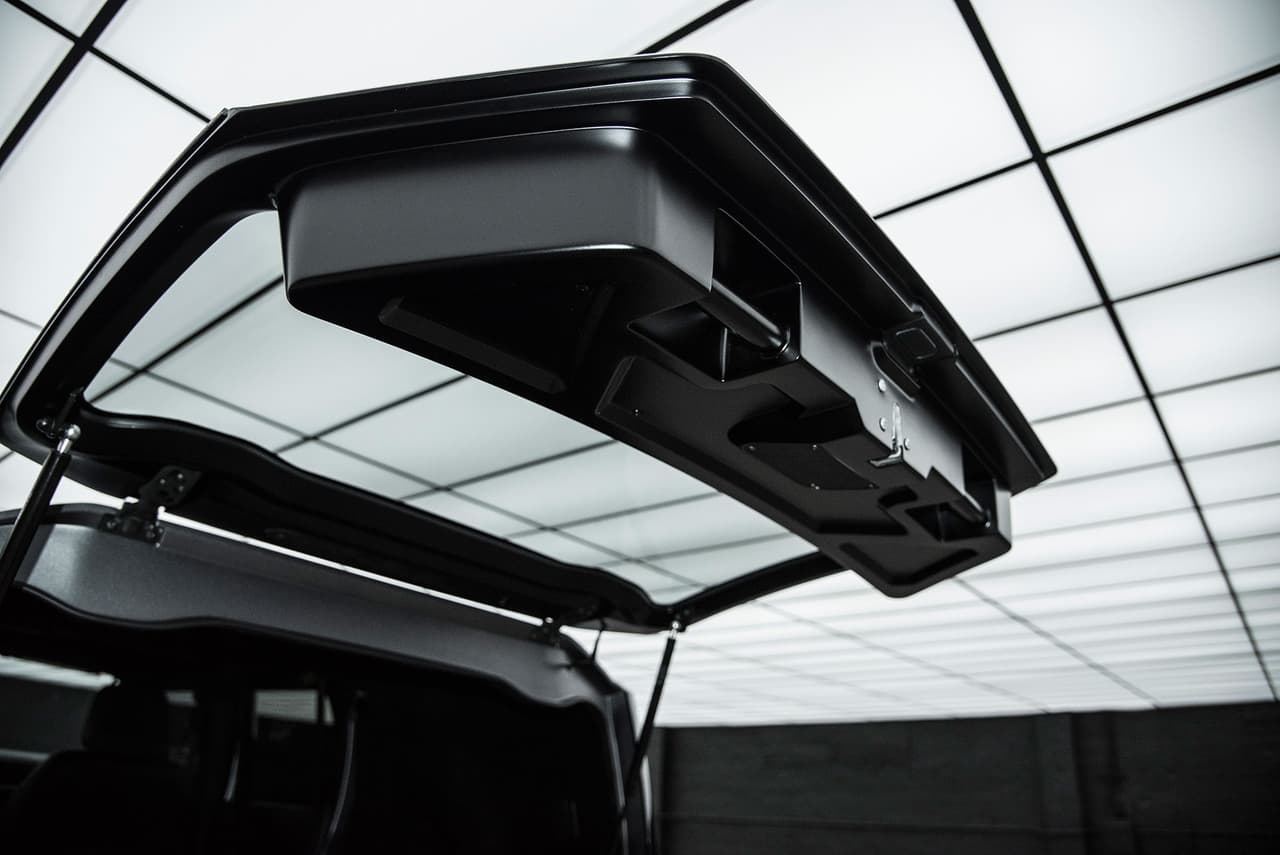 En la puerta de la cajuela predomina el cristal. Por cierto, éste como el resto de los cristales del Rezvani Tank pueden
<b>solicitarse con el nivel de blindaje</b> que el cliente desee.