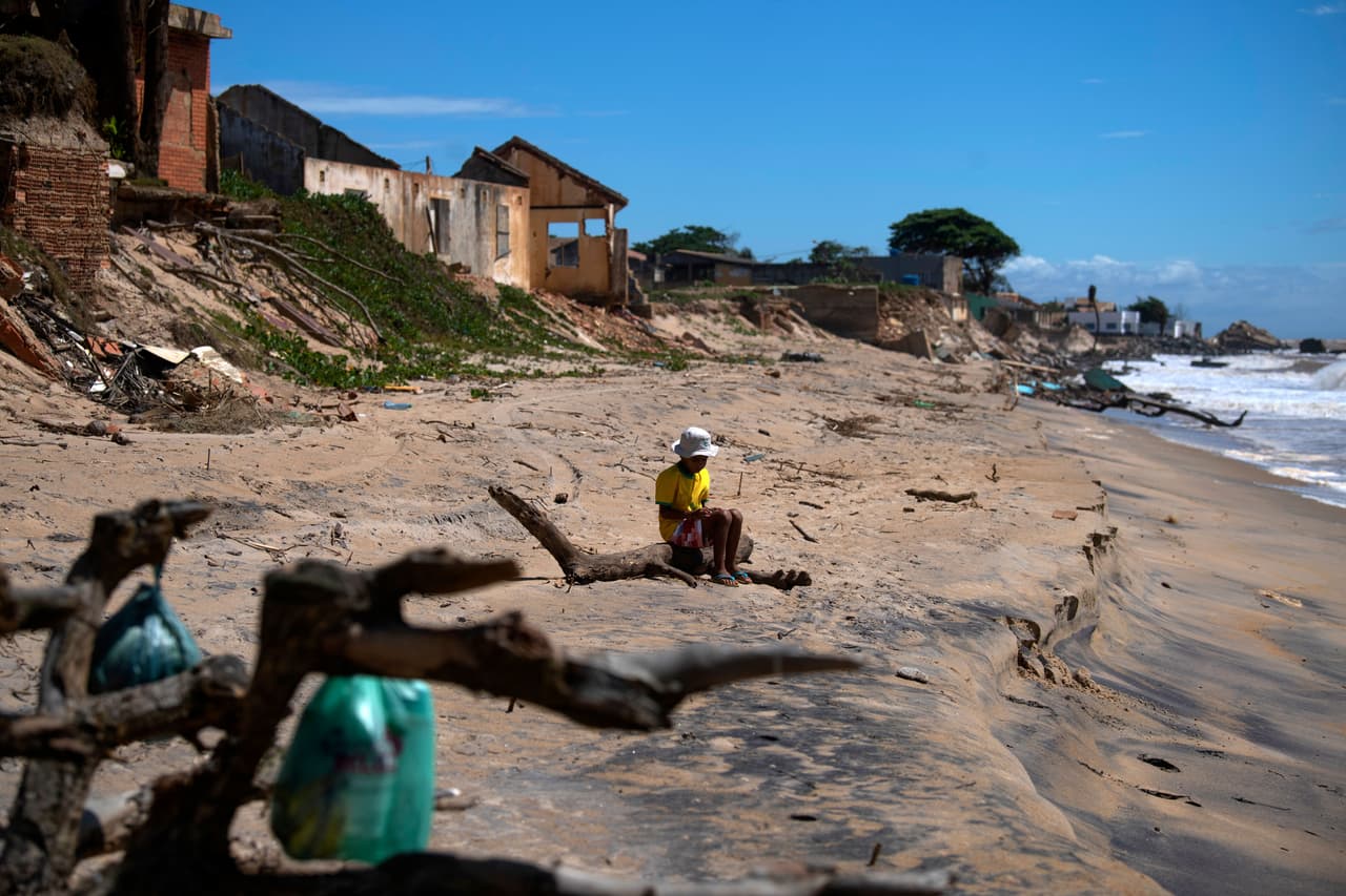 Así luce la playa de Atafona. 
<b>En el área de riesgo, siguen en pie solo 180 casas con 302 habitantes. Y será inevitable que el mar las arrase.</b>
<br>
<br>
<br>