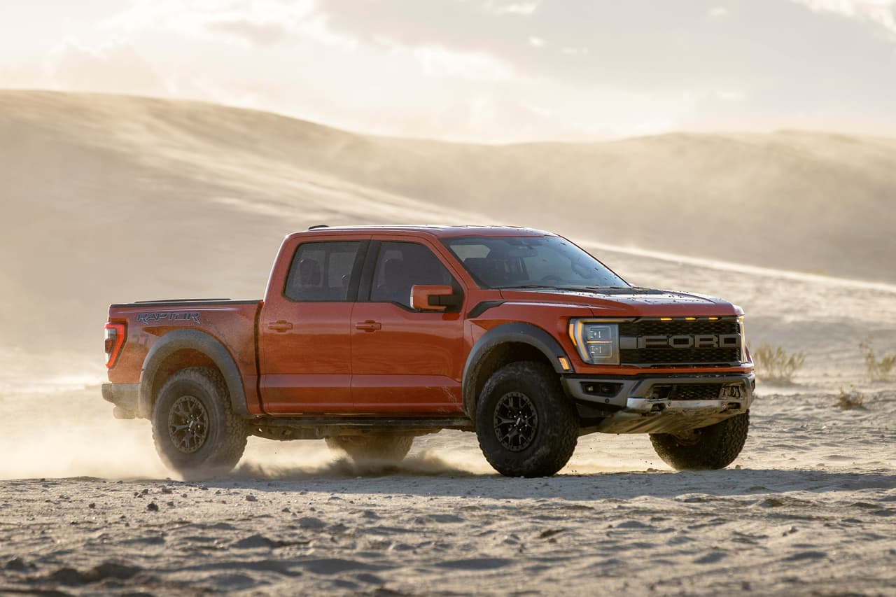 La F-150 Raptor llega de serie con Trail Control, una funcionalidad similar al control de velocidad crucero pero para condiciones de manejo desafiantes. Con este sistema, el conductor simplemente tiene que seleccionar una velocidad y la camioneta se encarga de controlar el acelerador y los frenos para así solo tener que concentrarse en la dirección.