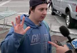 <b>Thomas Baranyi</b>
<br>
<br>Baranyi es residente en el condado de Mercer (Nueva Jersey) y es quizá más conocido por mostrar a un periodista sus manos manchadas de sangre, que pertenecía a Ashli Babbitt, la mujer que murió baleado por un policía durante el asalto.