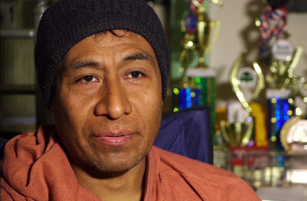 Dos años después, el padre de un estudiante de Ayotzinapa recuerda a su hijo con Queen y John Lennon