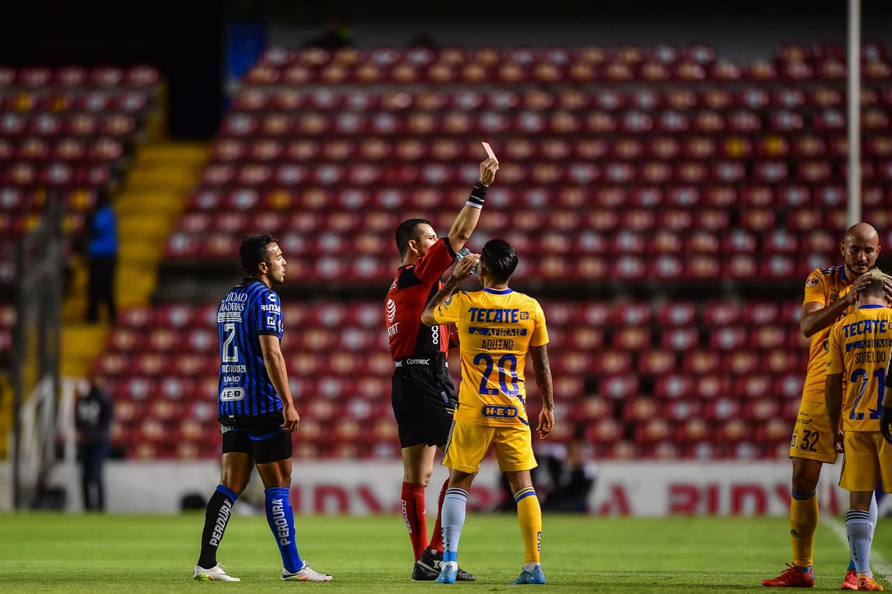 Montaño no perdonó al sudamericano que perdió la cabeza.