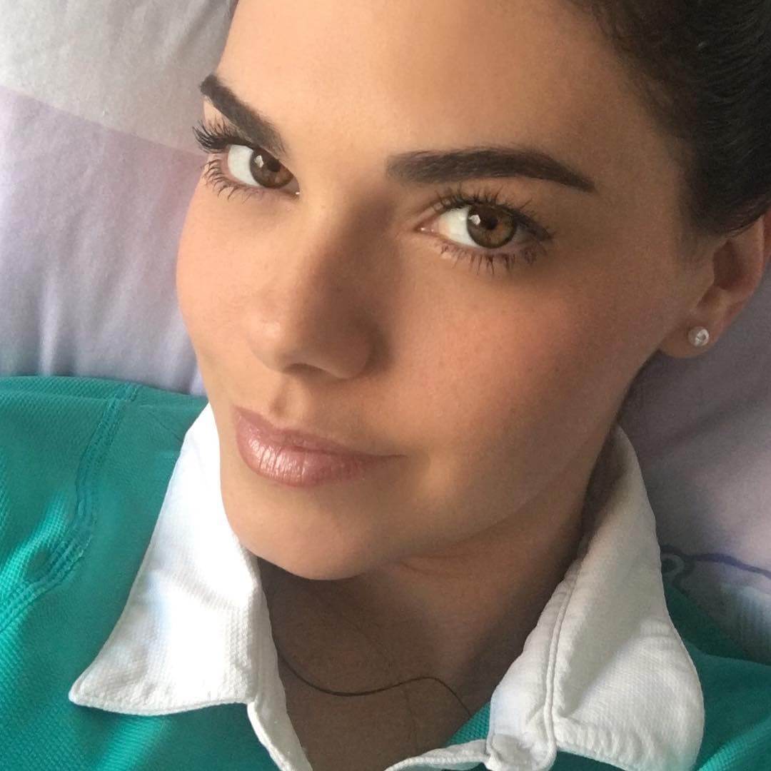 La serie está basada en la historia real de Yolanda, una mujer que quería cumplir su sueño de ser piloto, pero el destino le dio un duro golpe que cambió su vida.