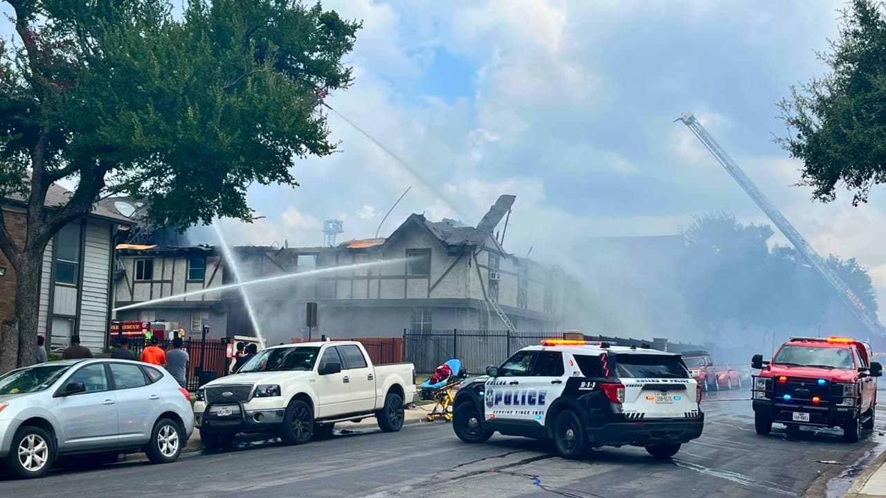 Policías cierran el perímetro tras un fuerte incendio en un complejo de apartamentos en Dallas, Texas.