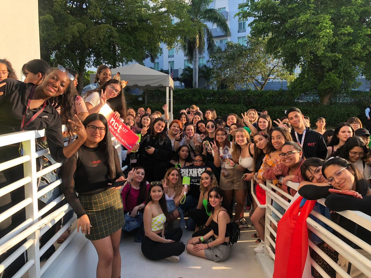Algunas de las seguidoras del grupo coreano arribaron desde una noche antes a las instalaciones de Univision para poder compartir tiempo con los chicos de la banda.
<br>