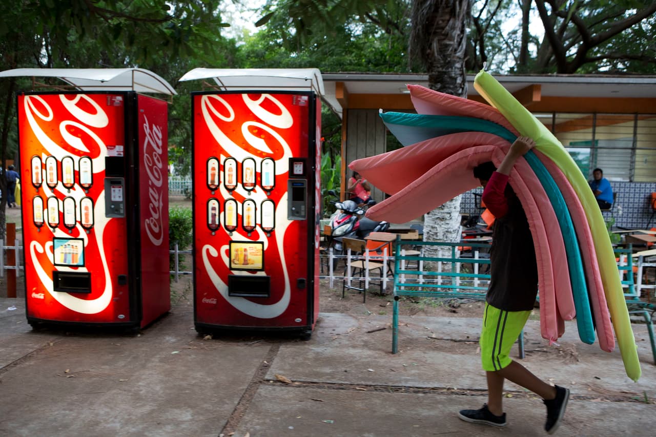 Un hombre carga varias colchonetas para repartirlas entre las personas que quedaron sin vivienda tras el terremoto.
