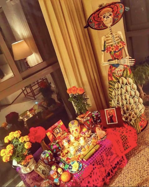 Esta tradición, cien por ciento mexicana, ha traspasado fonteras y conquistado a algunos extranjeros que radican en el país azteca, tal como le sucedió a Arap Bethke, actor keniano: "Velando a los que ya no están. Desde acá les mandamos todo nuestro amor".