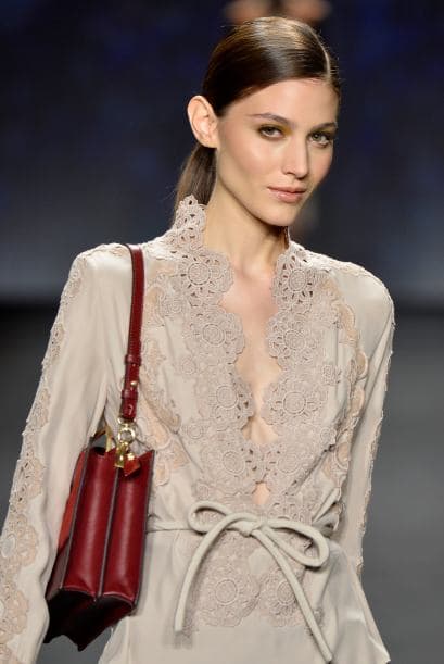 Si no tienes tiempo de salir corriendo de la oficina para ir a cambiarte, ponte el 'outfit' desde temprano. Una blusa con encaje, transparencias o motivos dulces, acompañado de una falda ajustada de piel te pondrá en la mira de todos.