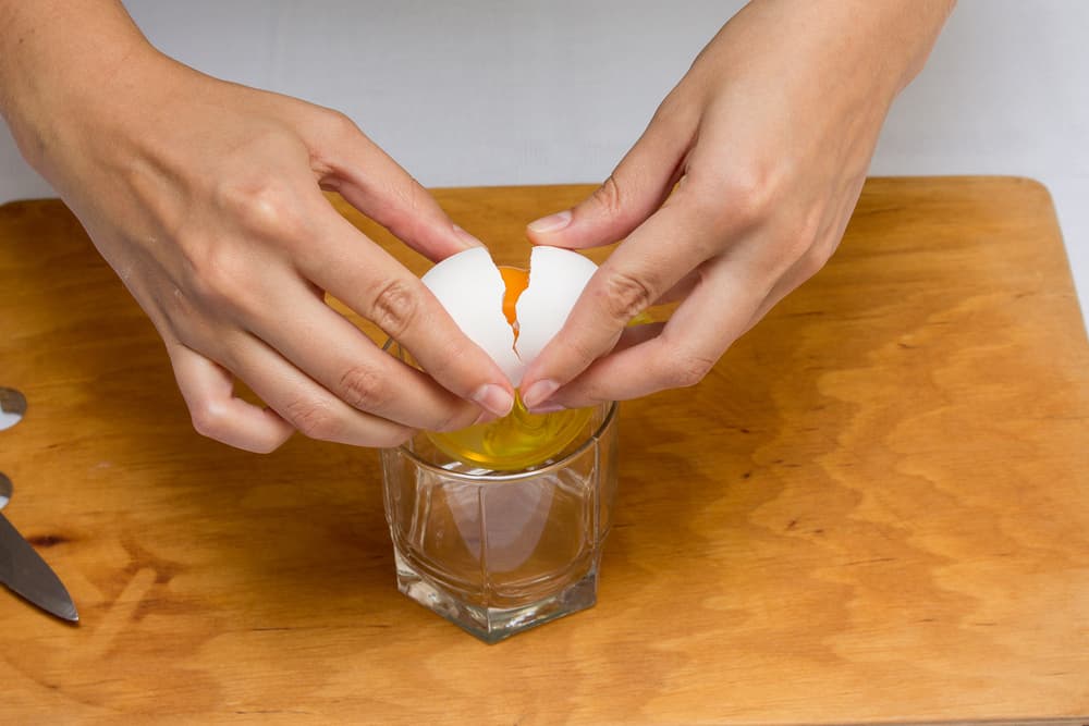 Vamos a analizar la reacción de la clara y la yema del huevo dentro del agua. A continuación te daremos algunos resultados y variaciones que pueden darte una pista de lo que tienes.