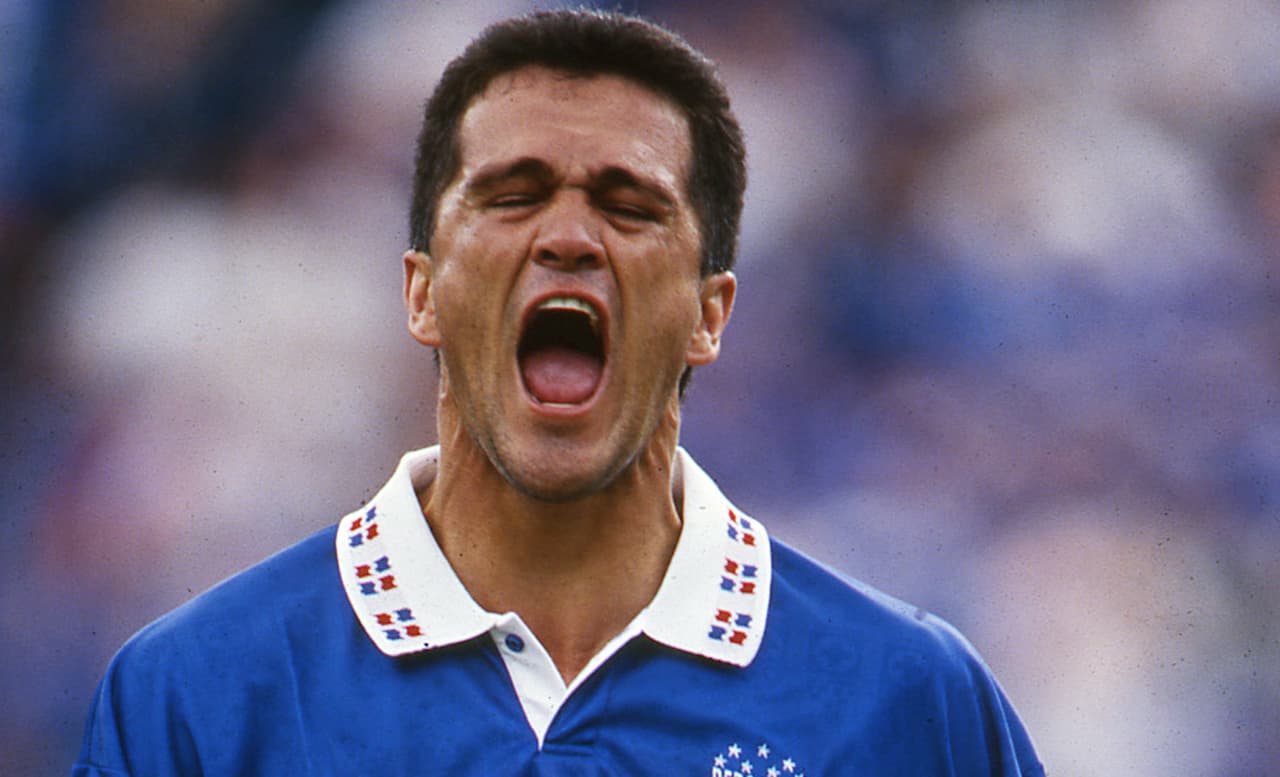 Foto de accion durante el Partido Cruz Azul 3-0 Toros Neza, en el Estadio Azul, Partido Correspondiente al Torneo Invierno 1996 Jornada 1, en la foto: Carlos Hermosillo -- 10/08/1996/ MEXSPORT /