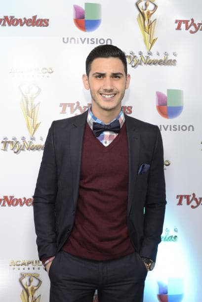El actor de "Mentir Para Vivir" llegó muy elegante.