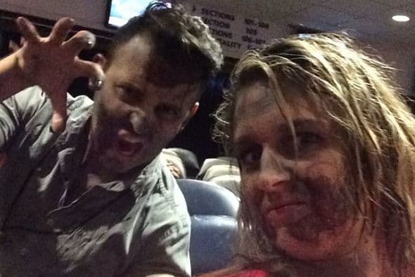 Los amantes de la famosa serie de zombies se dieron cita en el Phillips Arena para vivir lo que se siente ser un zombie. (Imagen de Twitter)