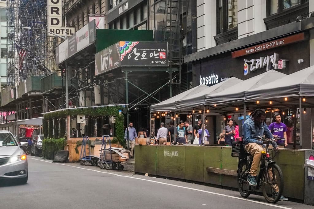 Nueva York hace permanente el comedor al aire libre: Establecen reglas y cambios en la modalidad
