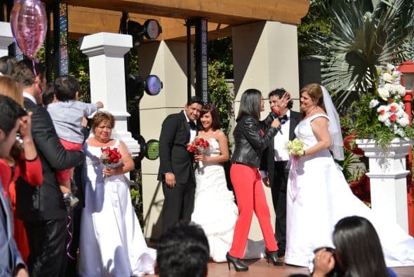 Karla fue la primera en acercarse a los novios y felicitarlos por este gran acontecimiento.