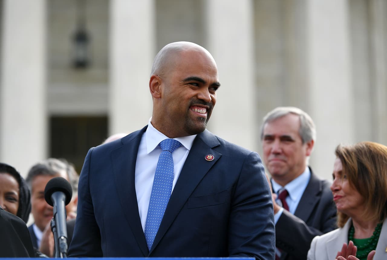 Colin Allred, representante del distrito 32 de Texas (Dallas) en el Congreso de Estados Unidos, intervino en un inédito segmento que
<a href="https://www.univision.com/local/dallas-kuvn/elecciones-estados-unidos-2020/quienes-son-las-estrellas-en-ascenso-de-texas-que-participan-en-la-convencion-democrata">incluyó a 17 "estrellas en ascenso" del Partido Demócrata</a>. Allred ganó su puesto en 2018 al republicano Pete Sessions.
<br>
<br>"En mi distrito, en el norte de Texas, veo a las personas que han construido este país, los maestros y educadores, como mi madre que me crió soltera, los hombres y mujeres que están en la primera línea de nuestro sistema de salud. Ellos han construido este país", afirmó.