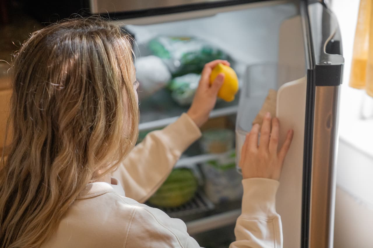 Si hay cortes de energía, se recomienda mantener las puertas del refrigerador y congelador cerradas, si es posible. La comida permanecerá buena hasta cuatro horas.