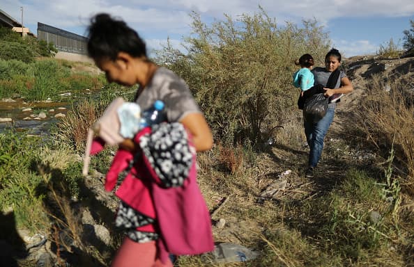 Kids In Need of Defense: se asocia con importantes bufetes de abogados, corporaciones y colegios de abogados para crear una red pro bono nacional que represente a los niños no acompañados a través de sus procedimientos de inmigración.