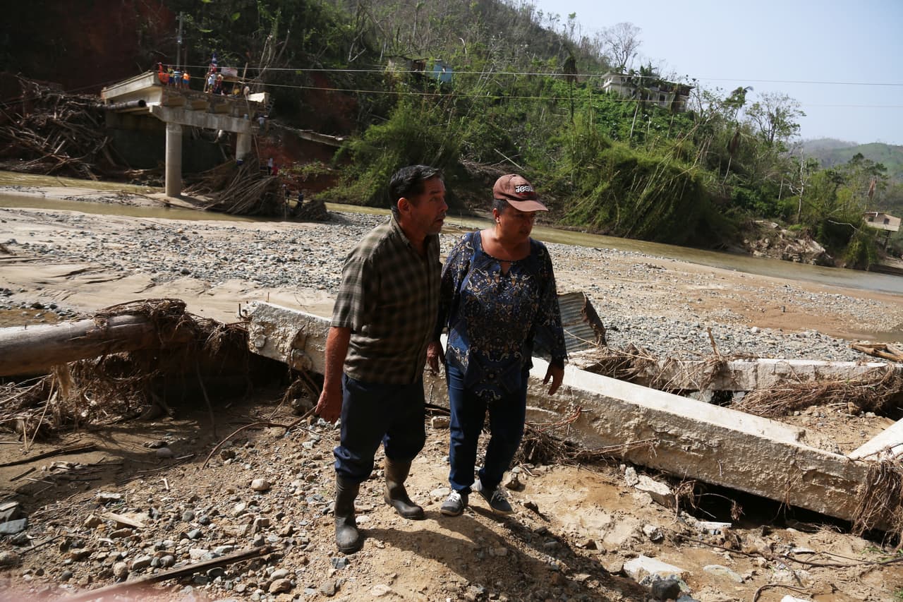 La infraestructura de la isla quedó en muchas zonas por el suelo, como el caso de este puente en Utuado.