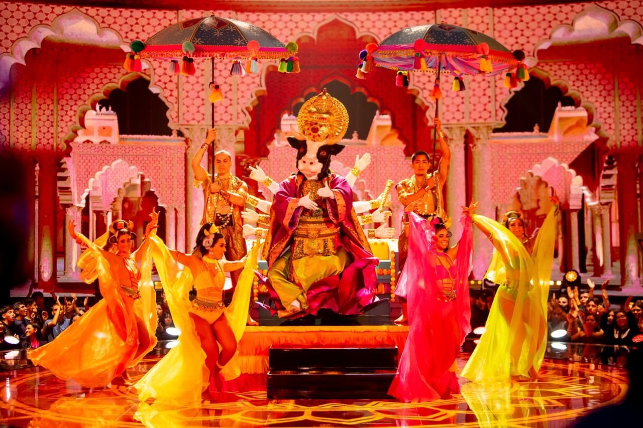 Namasté asombró a todos los investigadores, pues demostró que es alguien con experiencia en el escenario. La vaca cantó ‘Music Sessions Vol. 55’ y los nombres que se escucharon como posible celebridad detrás de ella fueron: Roberto Blandón, Ernesto D'Alessio, Benny Ibarra y Eduardo Capetillo.
<br>