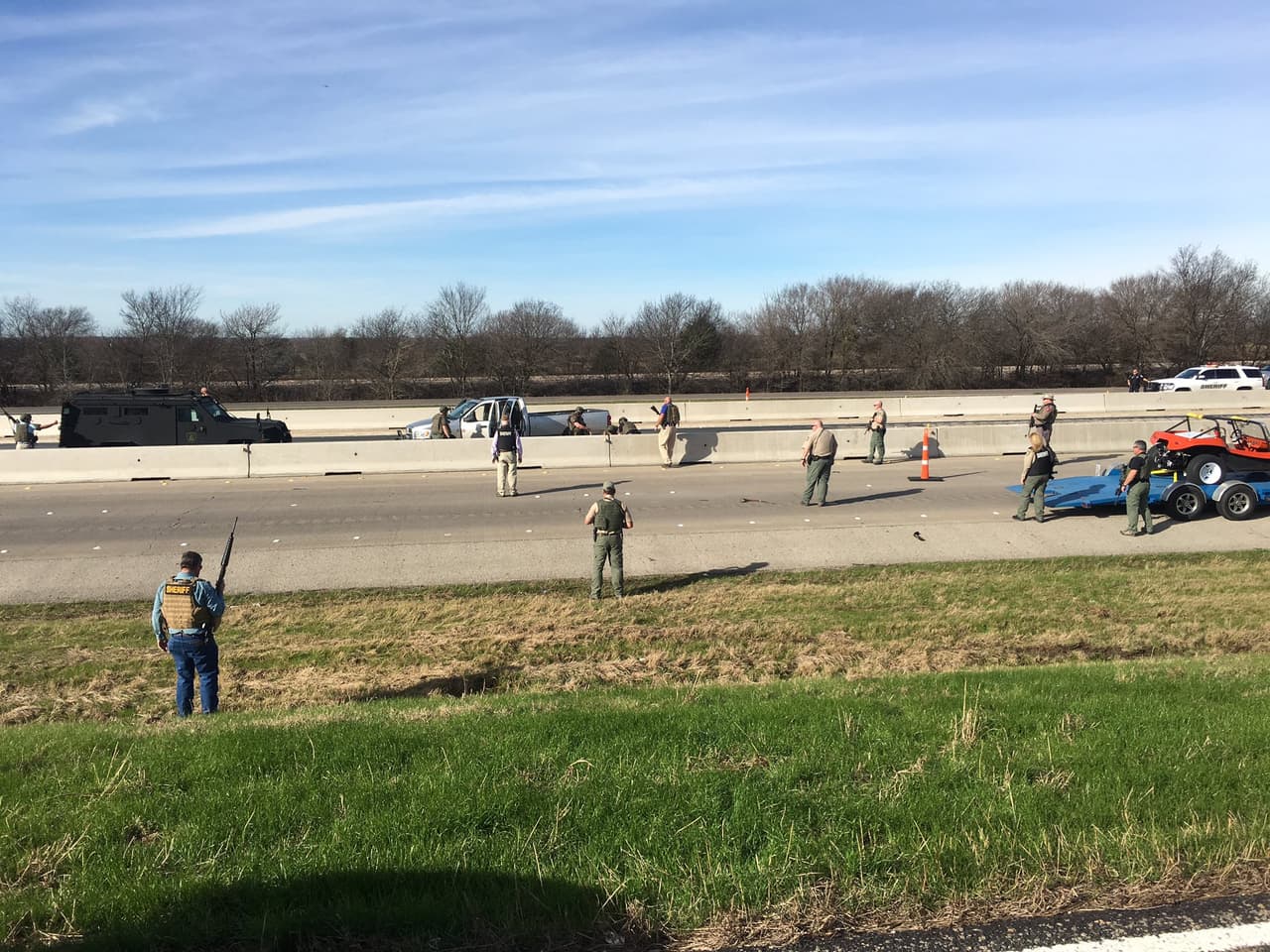 Las autoridades alertaron a la población que transita por esta vía del cierre en ambos sentidos debido a un altercado con un hombre que disparó a los agentes del orden.