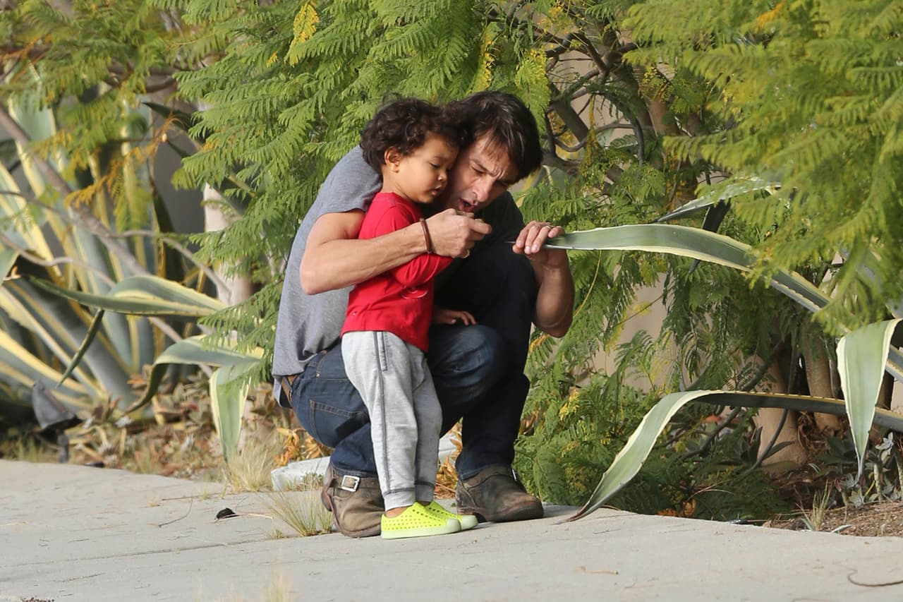 Pero tal parece que mientras se metía en los arbustos, Maceo se picó con una planta.