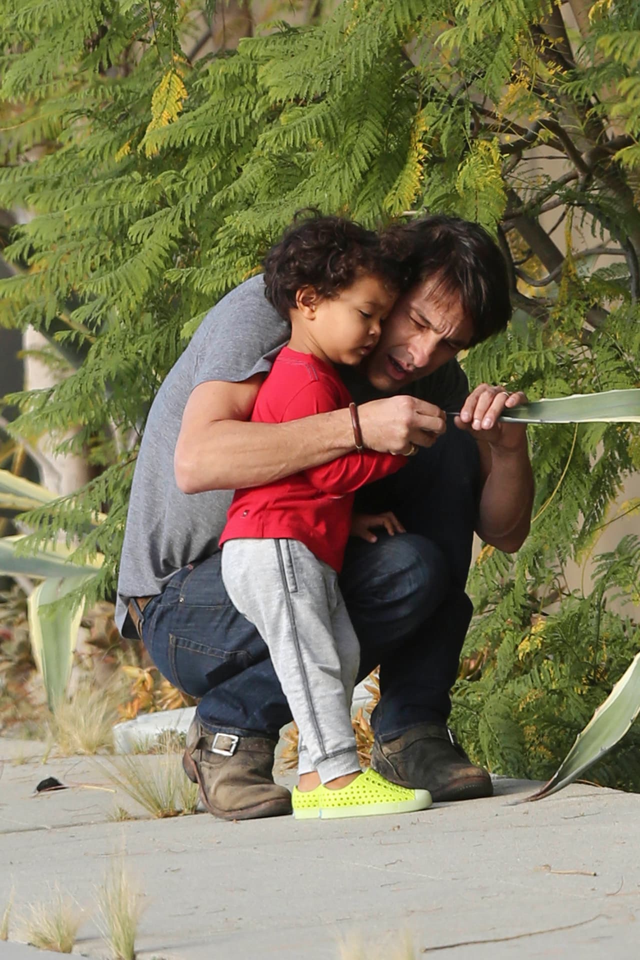 Entonces el ex esposo de Halle Berry le curó su manita para que no le doliera.