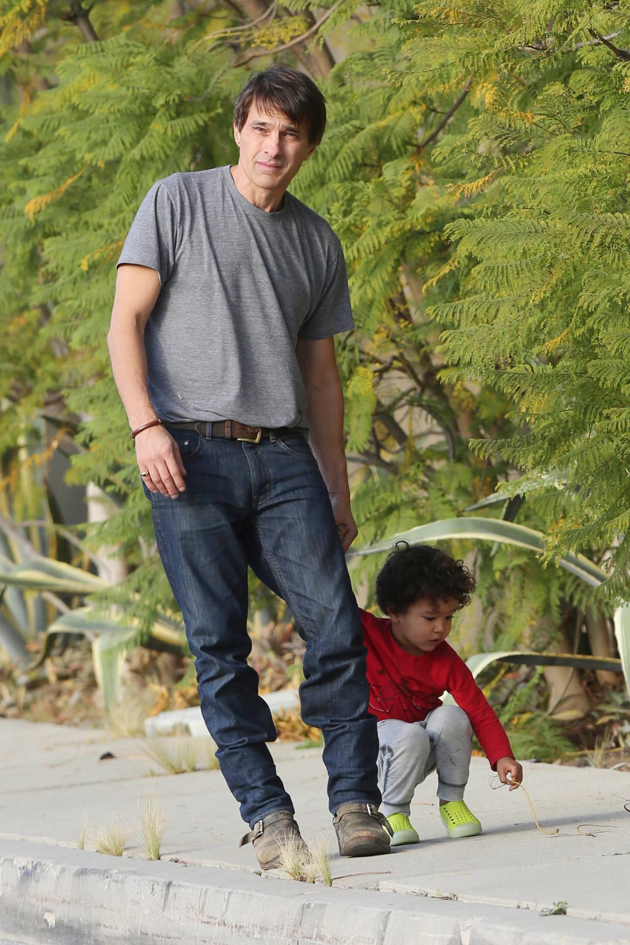 El actor se percató de las cámaras que los observaban mientras el pequeño parecía muy entretenido.