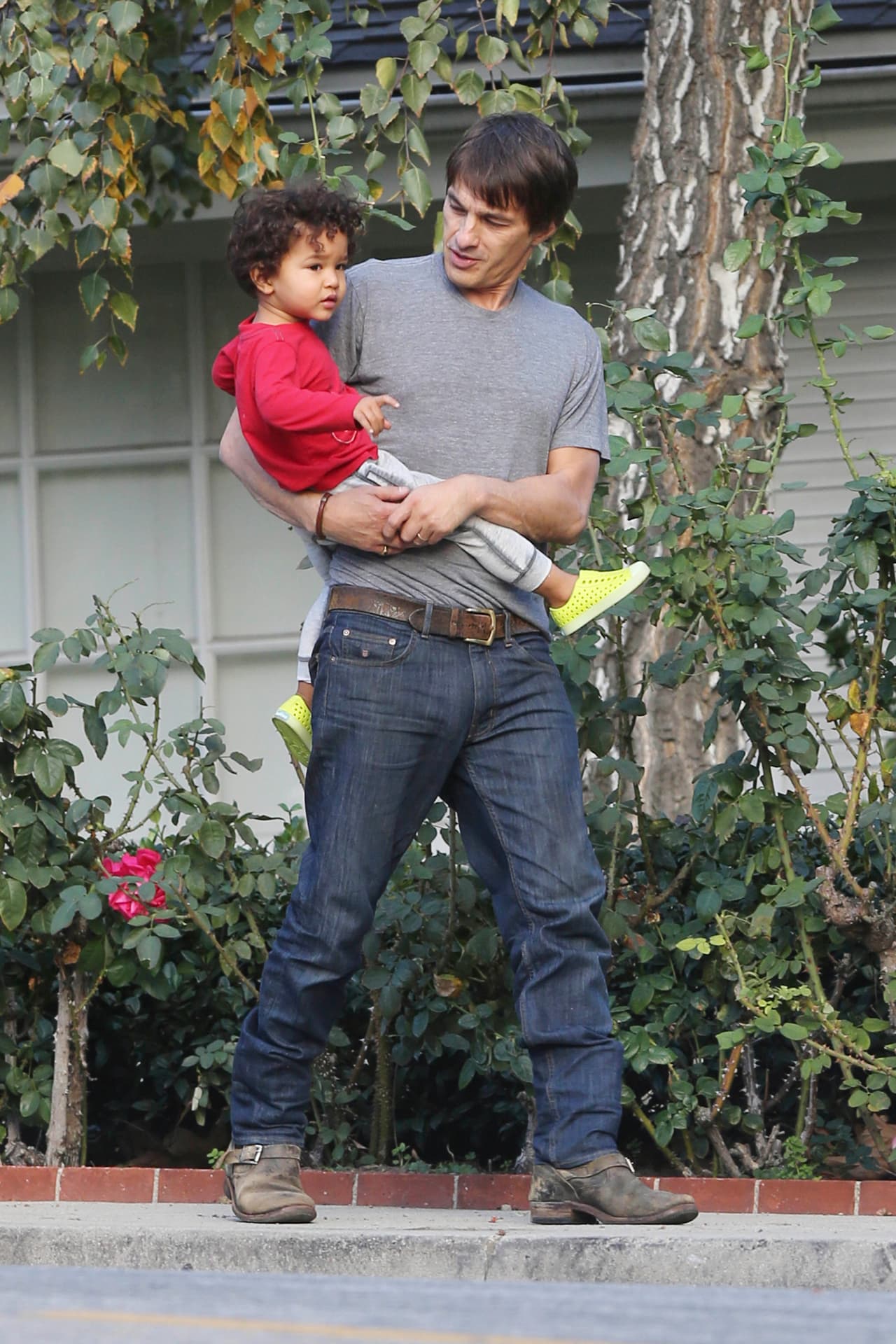 Cuando el pequeño se cansó, su papi lo cargó en sus brazos.