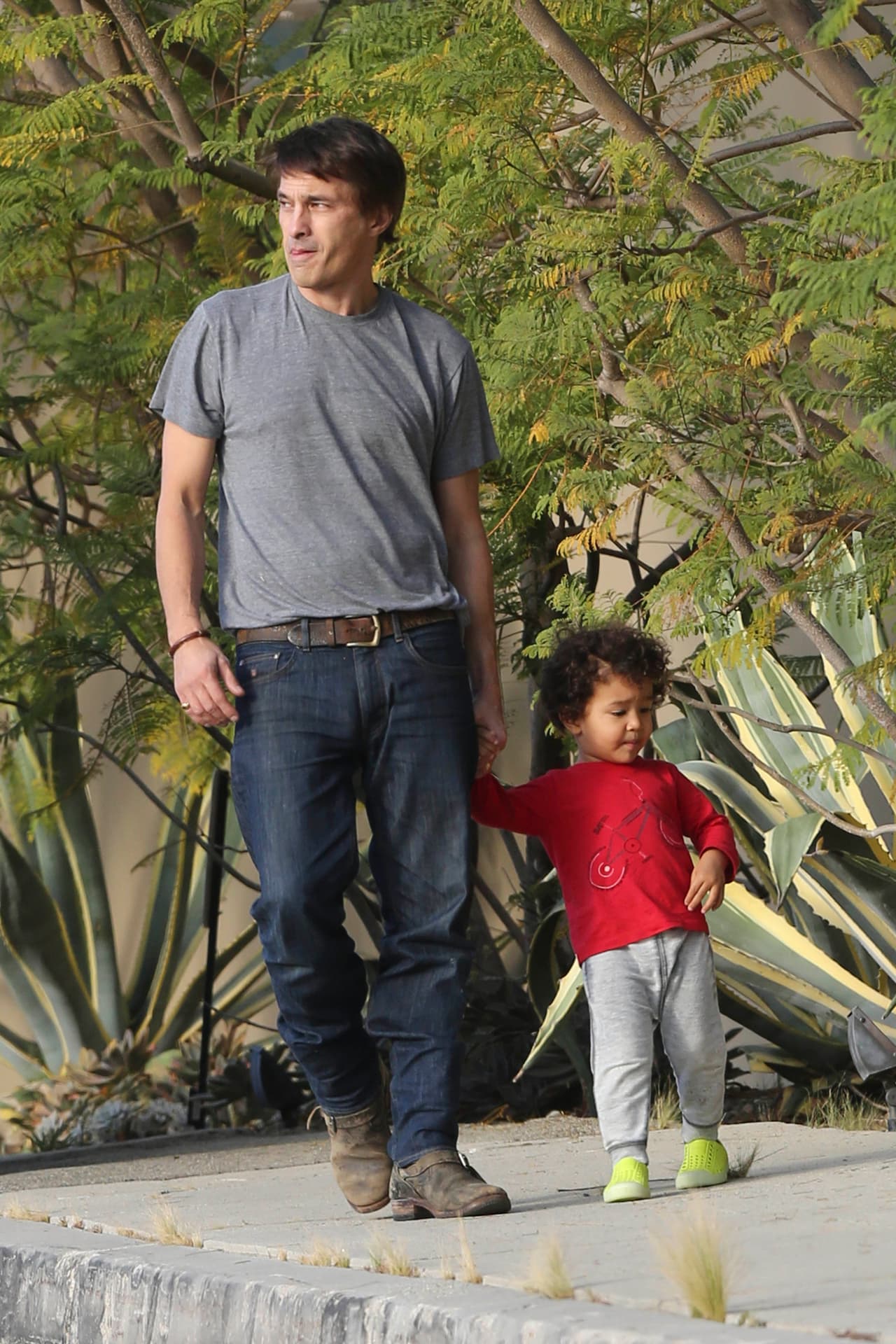 Maceo se divirtió muchísimo mientras su papi lo llevaba de la mano.