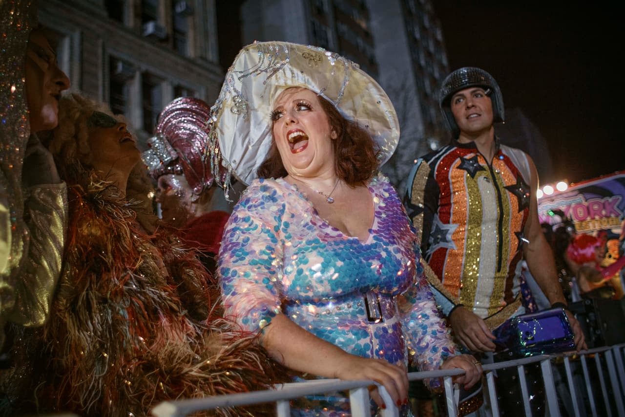 A pesar de las bajas temperaturas, cientos de miles de personas acudieron a este Desfile Anual en el Village.
<br>