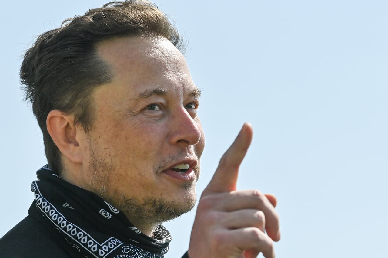 <b>Elon Musk</b>
<br>
<br>Fuente principal de riqueza: Industria automotriz.
<br>
<br>Patrimonio estimado en dólares de hoy: alrededor de 
<a href="https://www.forbes.com/forbes-400/"><u>323,000 millones</u></a>.
<br>
<br>Años: 1971 - presente.
<br>
<br>Es el fundador del fabricante de autos eléctricos Tesla, y la compañía aeroespacial SpaceX. Según Bloomberg, Musk superó a Bezos en la lista de los más ricos del mundo en enero de 2021. Solo este año el patrimonio del sudafricano-estadounidense creció 154,000 millones de dólares. El patrimonio de Bezos y Musk supera el PIB combinado de Myanmar, Laos y Camboya, con alrededor de 76 millones de habitantes. En octubre de 2021 Forbes reportó que Musk es el primer hombre en 
<a href="https://www.forbes.com/sites/elizahaverstock/2021/11/02/elon-musk-is-the-first-person-worth-more-than-300-billion-but-hertz-uncertainty-threatens-tesla-stock-tear/?sh=4b5aeb5221f4"><u>tener más de 300,000 millones de dólares de patrimonio en la historia</u></a>.