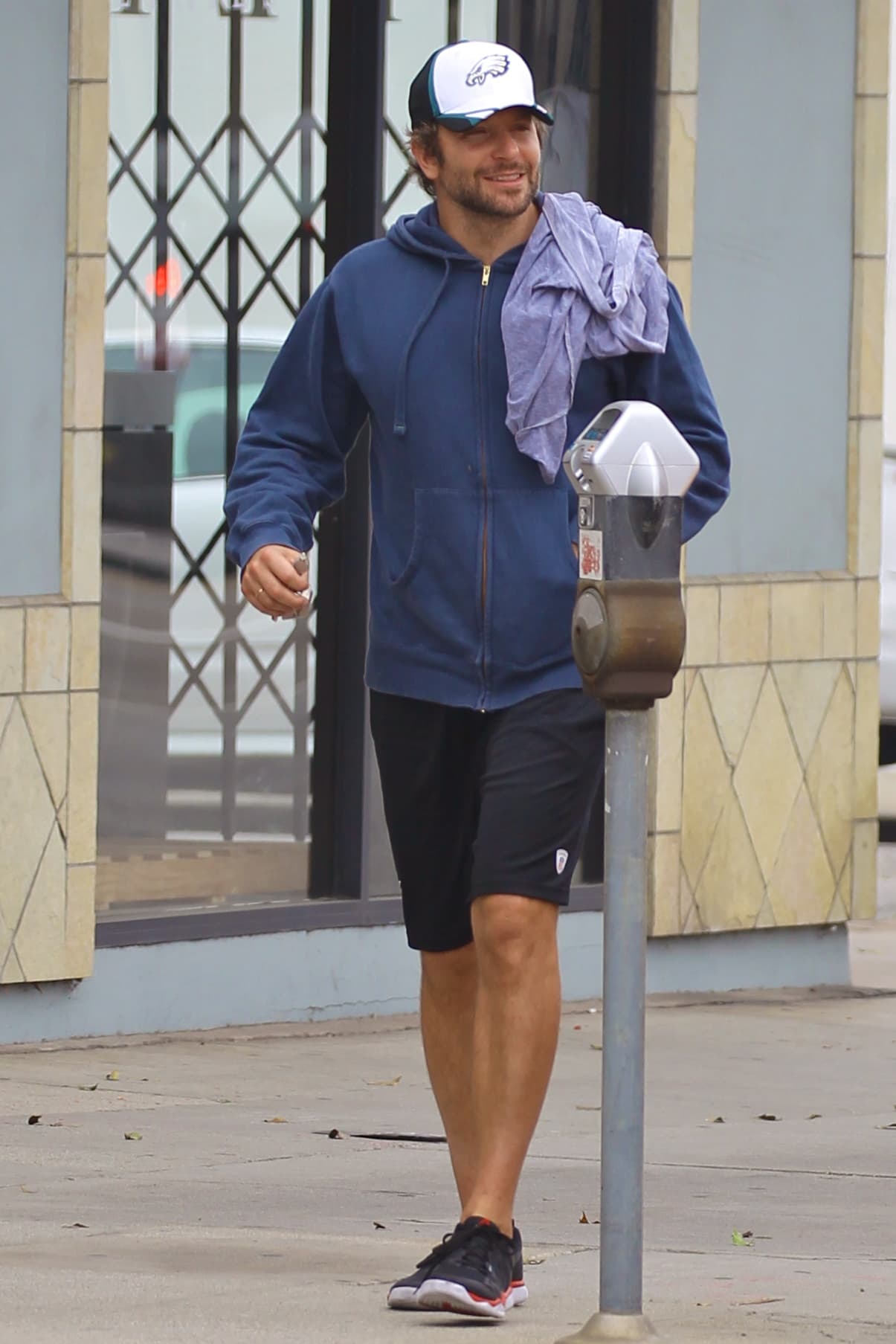 Bradley Cooper salió muy sonriente del gimnasio en Los Ángeles.