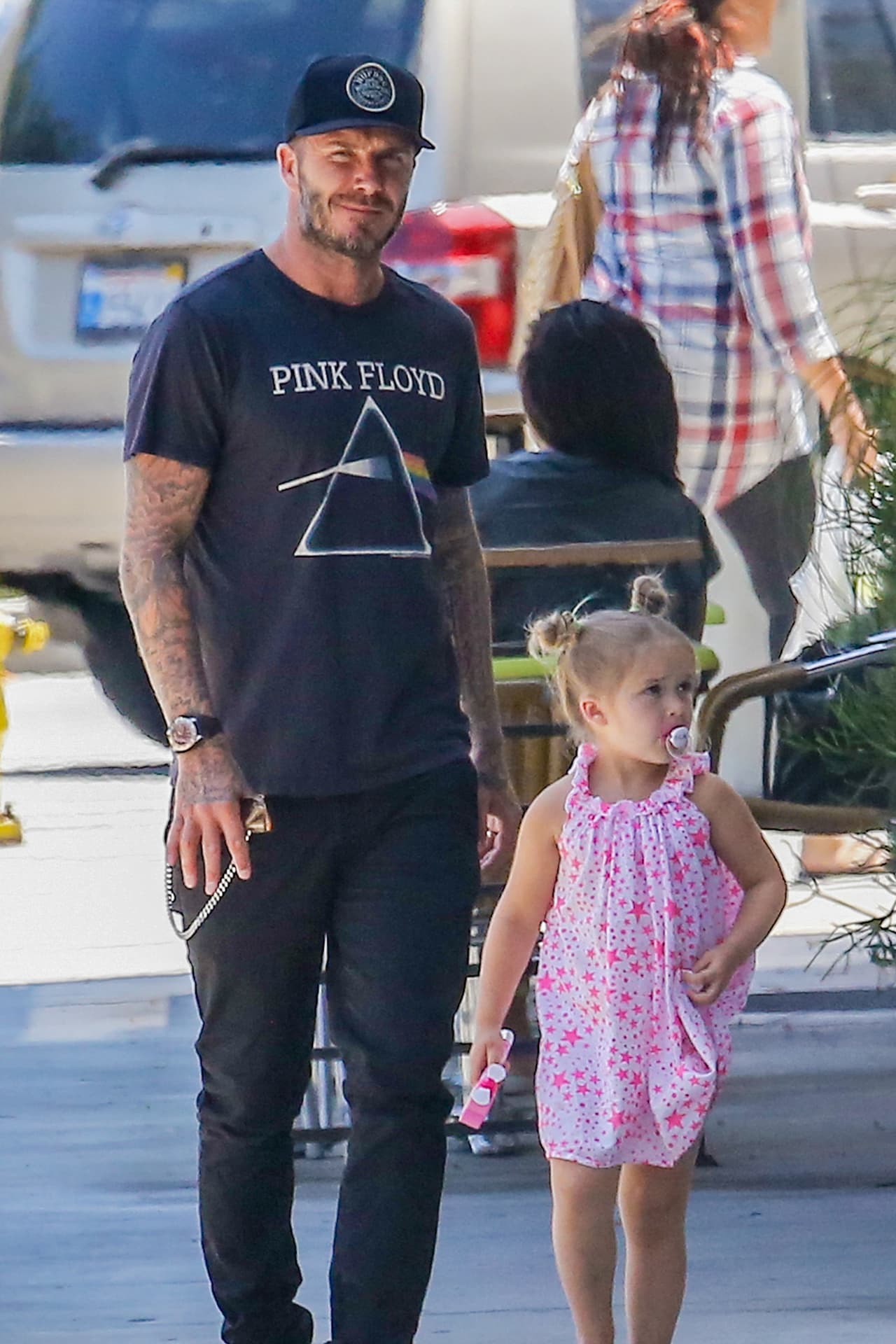 El artículo señala que no es apropiado que Harper, de cuatro años, siga usando chupón.