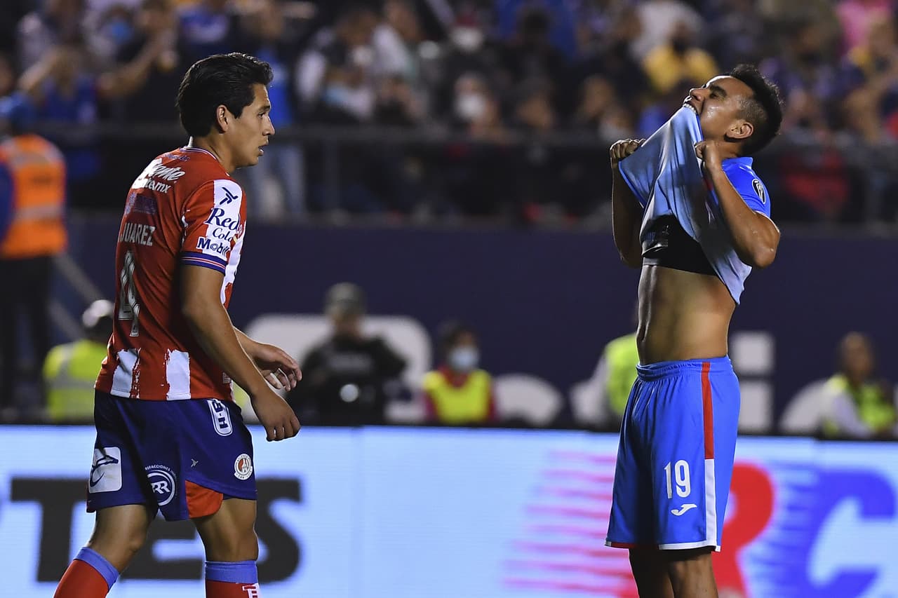 Sebastián Jurado se convirtió en héroe de un Cruz Azul que también vio como Santi Giménez y Alejandro Mayorga se fueron lesionados y ahora son grandes dudas para el fin de semana. San Luis se cansó de fallar.